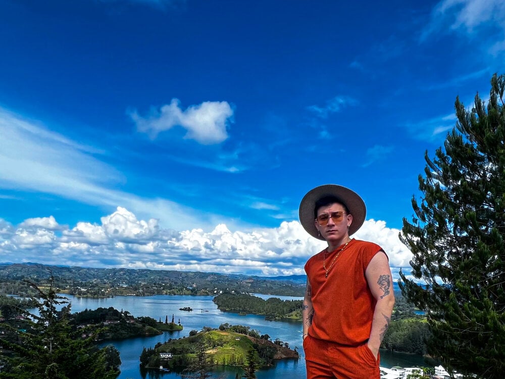 one_Felipe profile