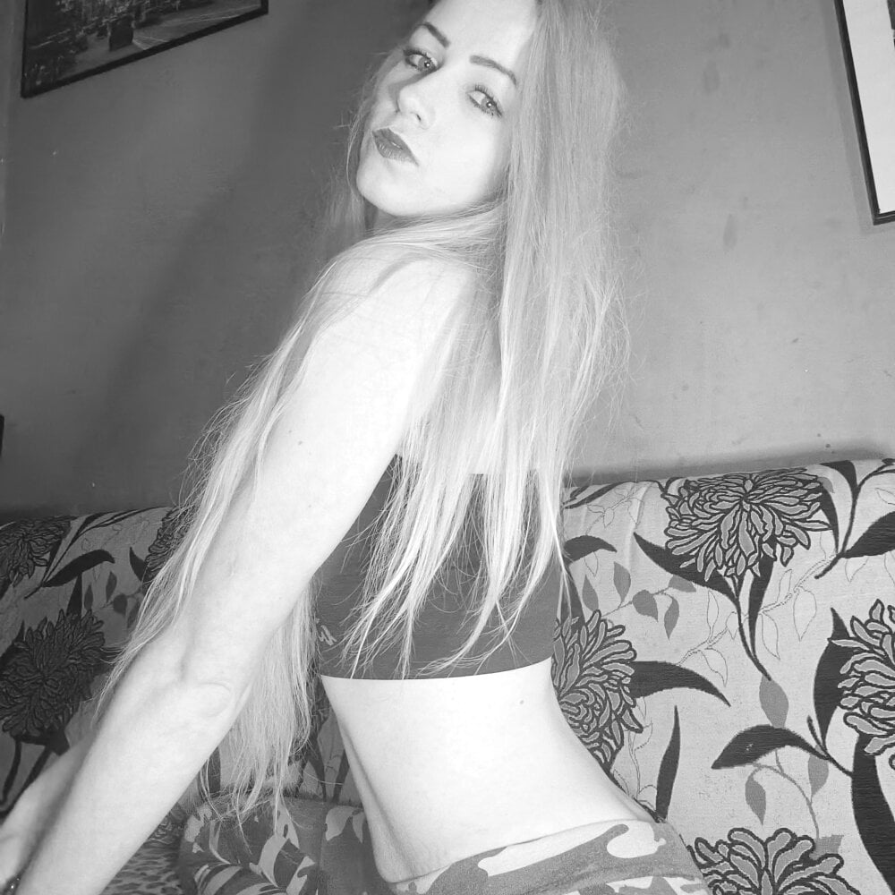 mega-camsex.com sexyblondmia livesex profile in czech cams