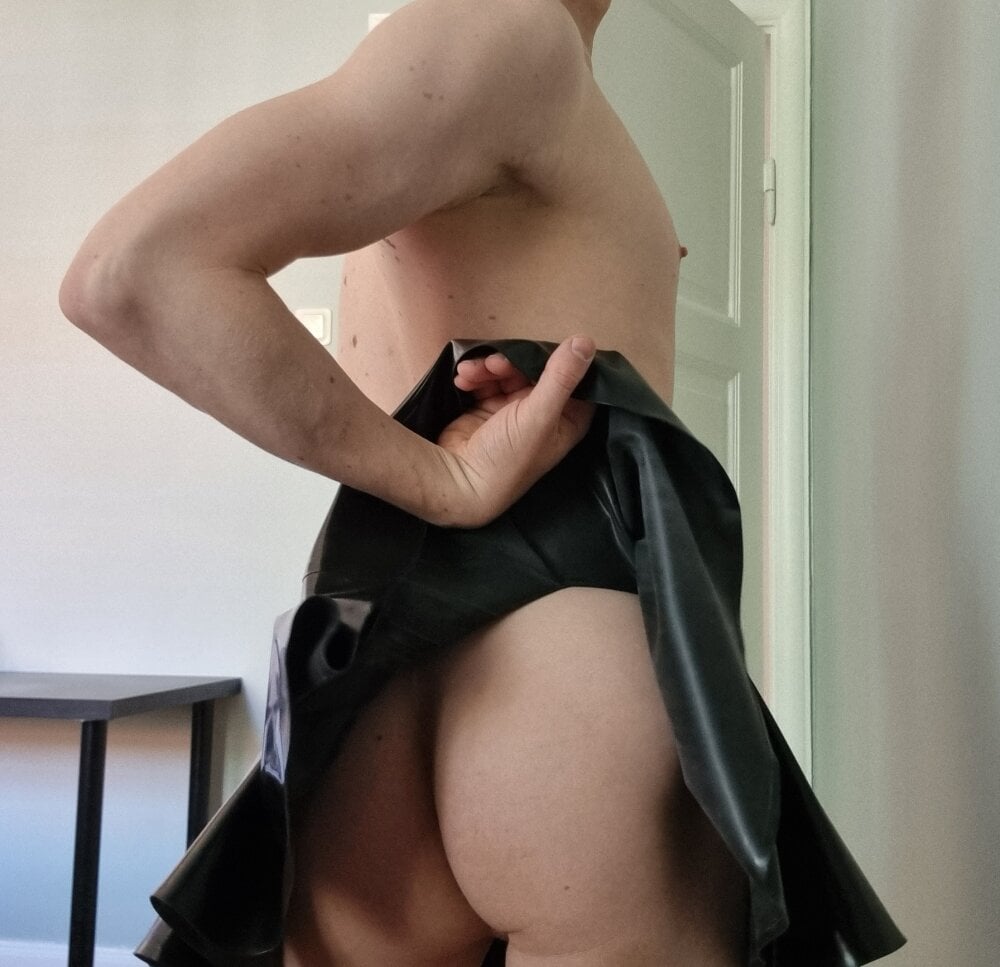 SinfulRubber offline XXX-chat