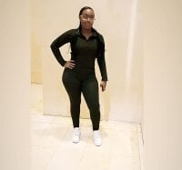 Atractiveebonygoddess' Offline Chat Room