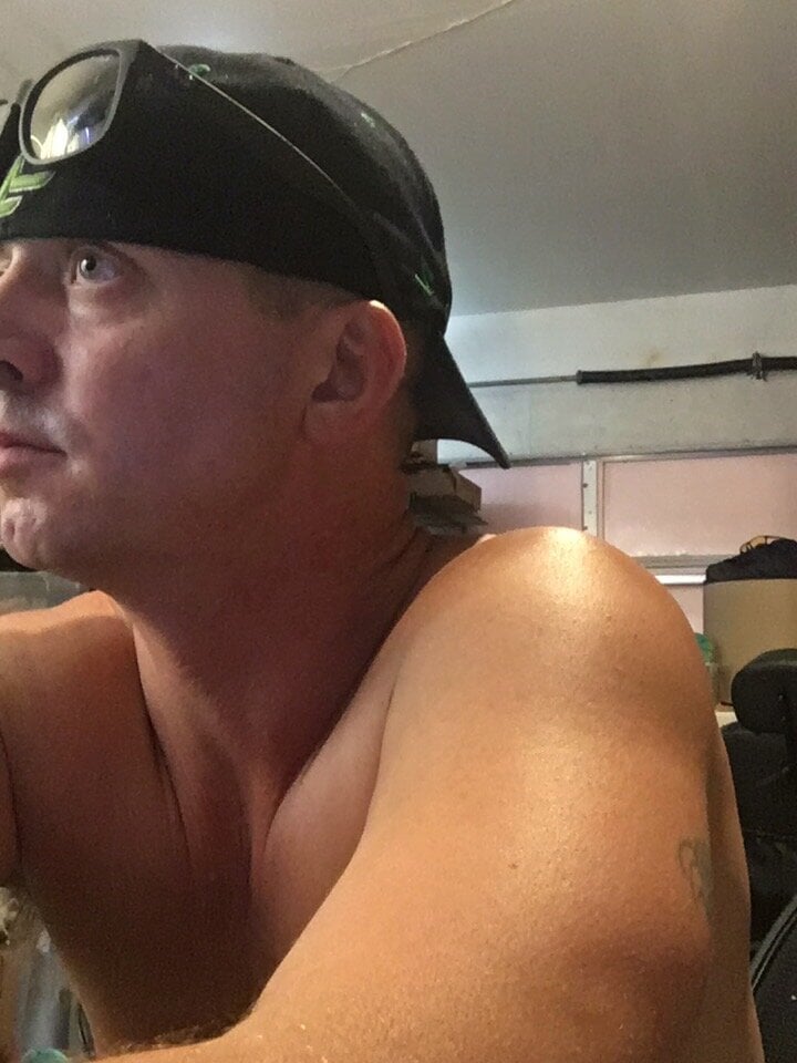 Watch HardwoodBro2024 live on cam at StripChat