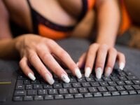 Escarlet_19's Offline Chat Room