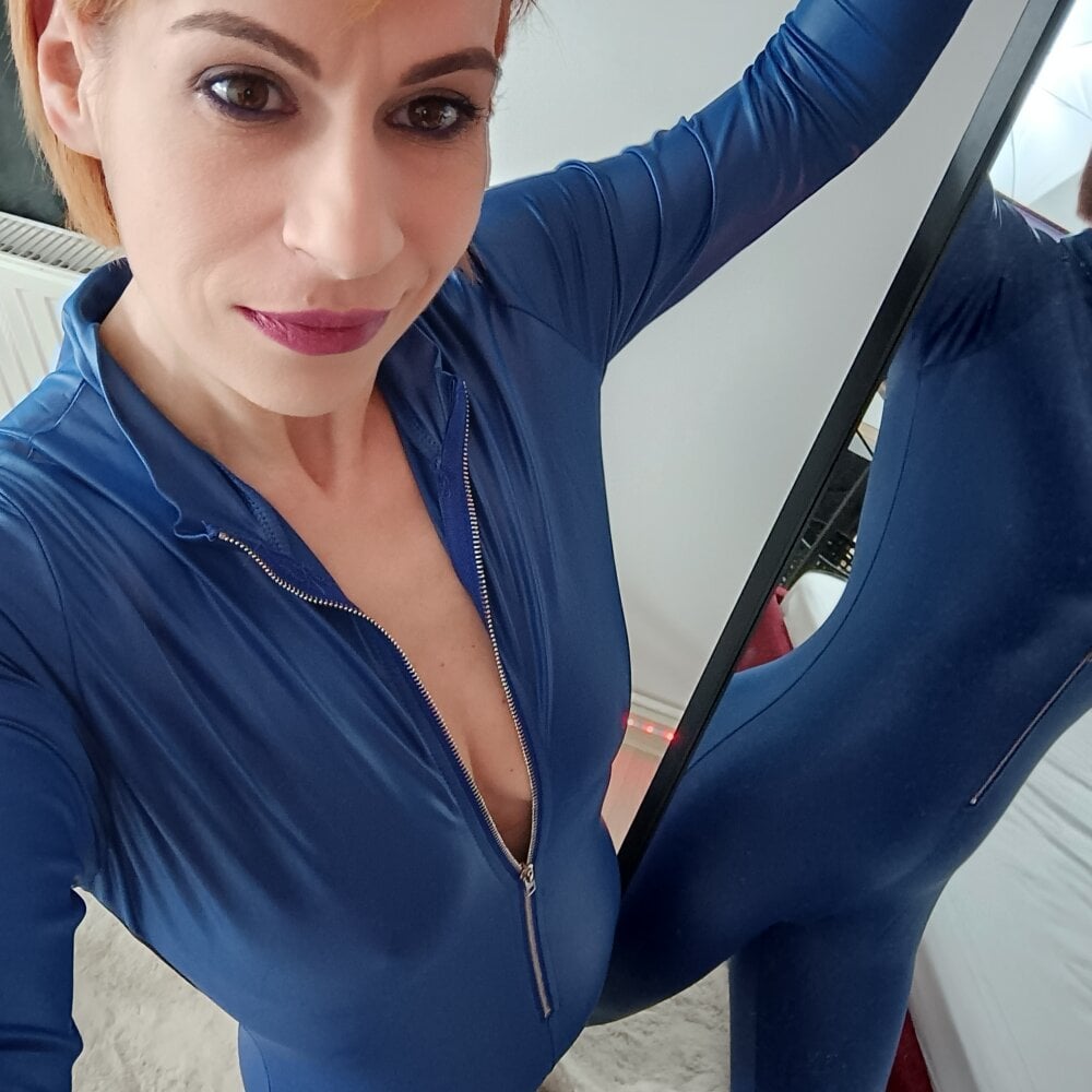 livesex.fan amberminxy livesex profile in on-your-monitor cams