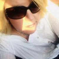 Blondiesquirts' Offline Chat Room