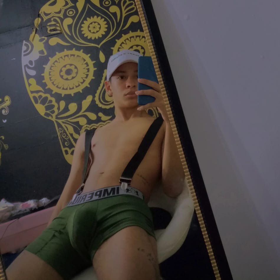 Chico_sexy18's Offline Chat Room