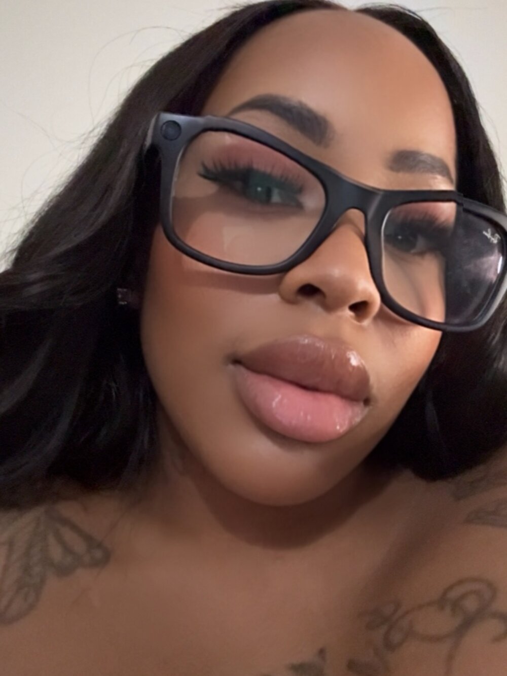 free6cams.com chaneldreamz livesex profile in who-cares-open-hours-wed-sun-2am-8am-gmt cams