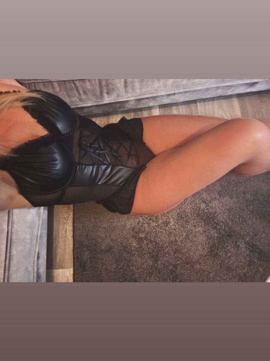 myliveeroticcams.com nicki_sun livesex profile in surrounded-by-cats cams