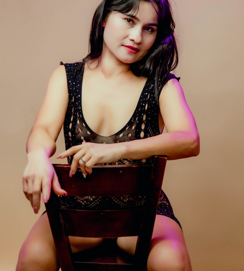 naughty_milf4u_ live cam model at StripChat