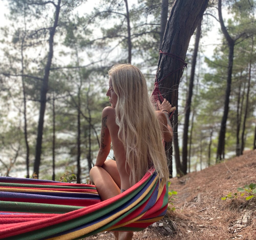 stripchat mistress_in_the_forest webcam profile pic via sexcam-girls.com