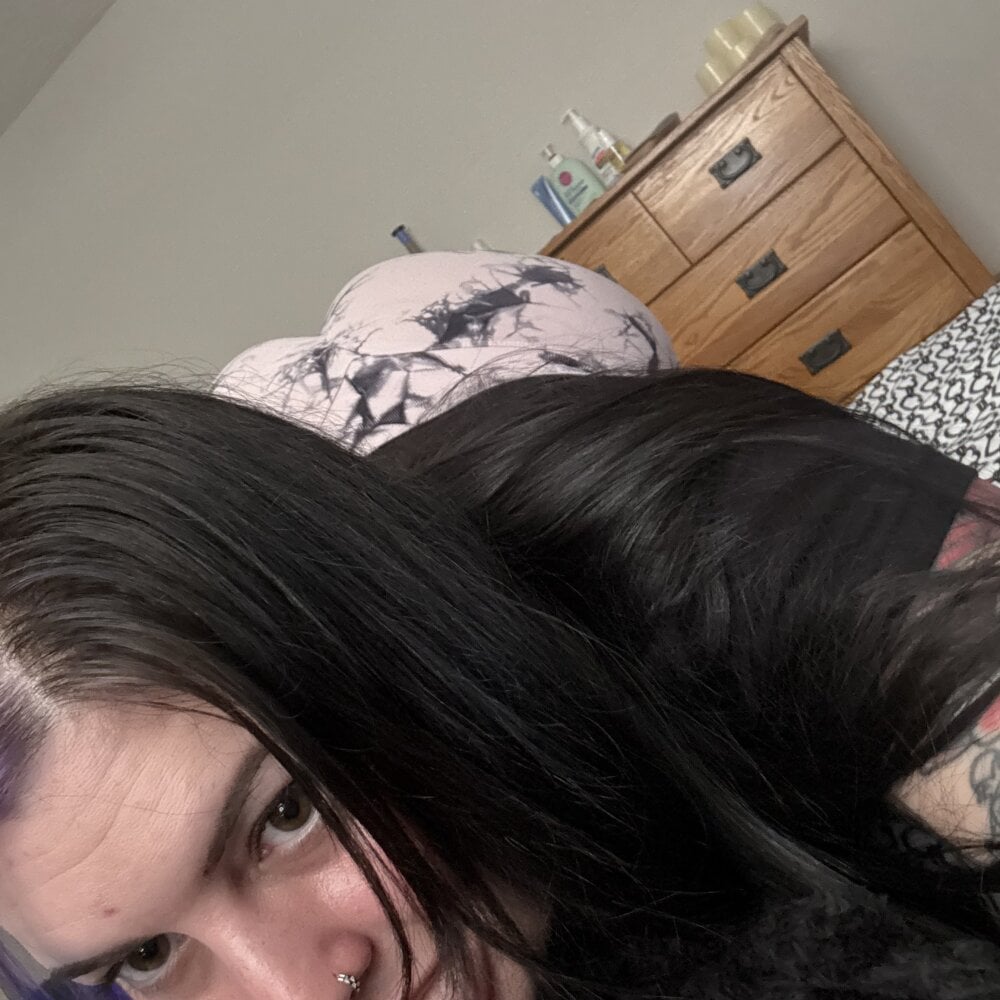 stripchat tattooedbratt webcam profile pic via livestrip-joy.com