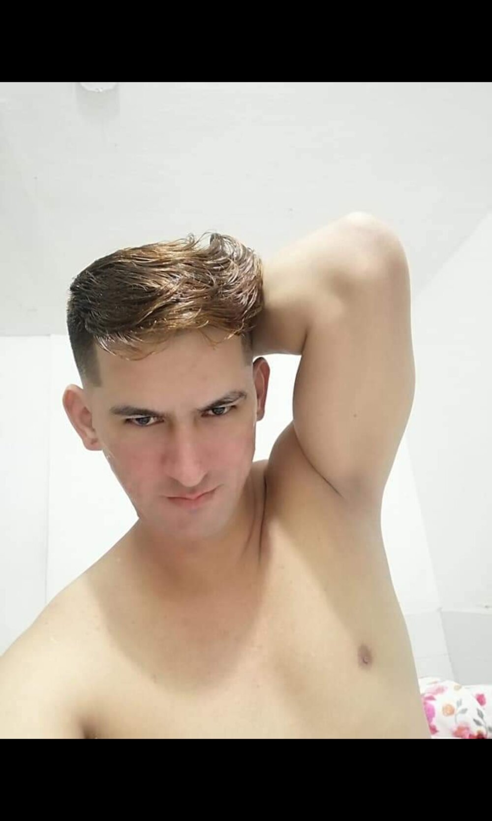 noah_703 live cam model at StripChat