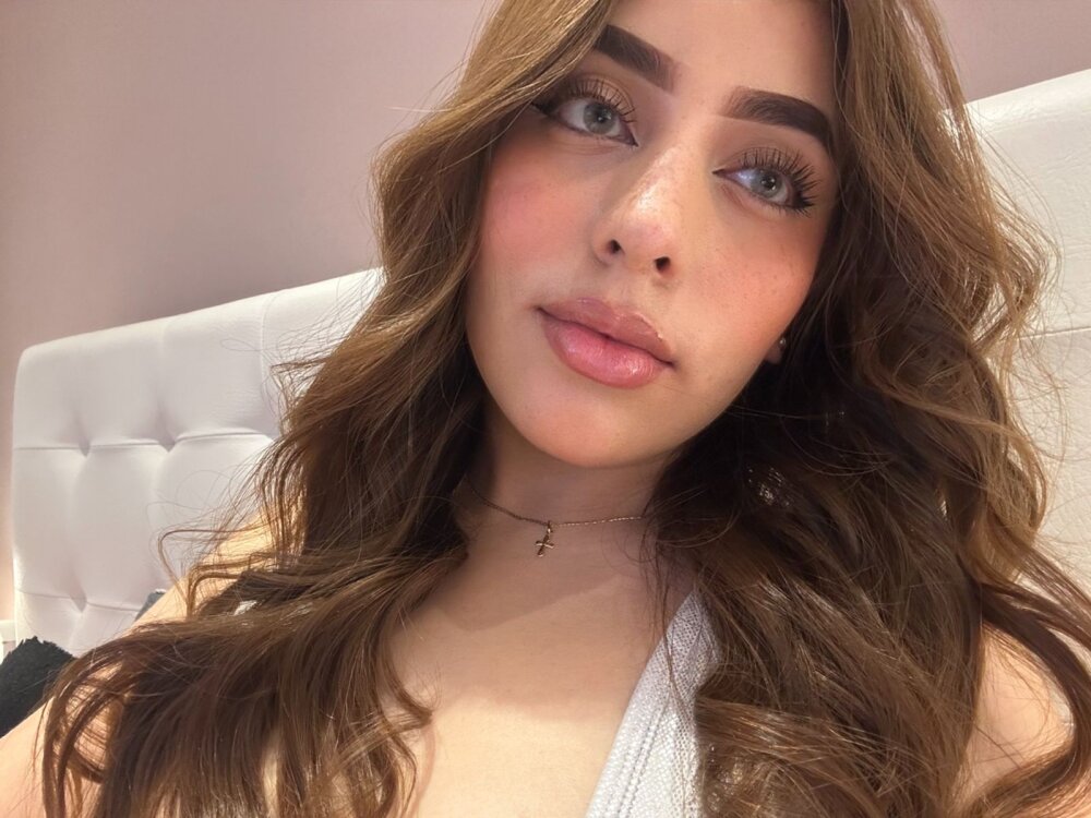 Live sex webcam photo for MaddyyLennon #290758514