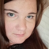 curvesandfreckles' Offline Chat Room
