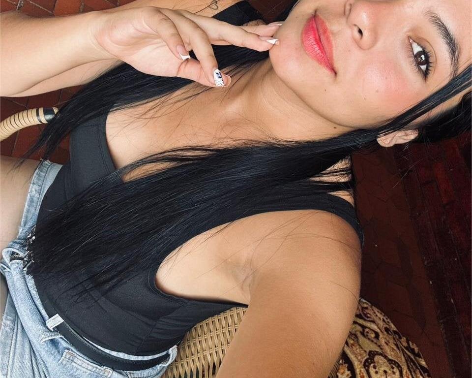 glamcambabes.com kim_hornyy livesex profile in latino cams