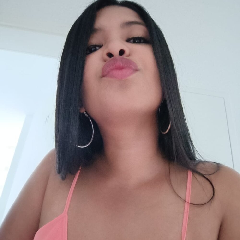 Live sex webcam photo for PielMorenaxxx@xh #291266377