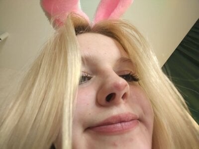 EdlaHewell - hairy armpits