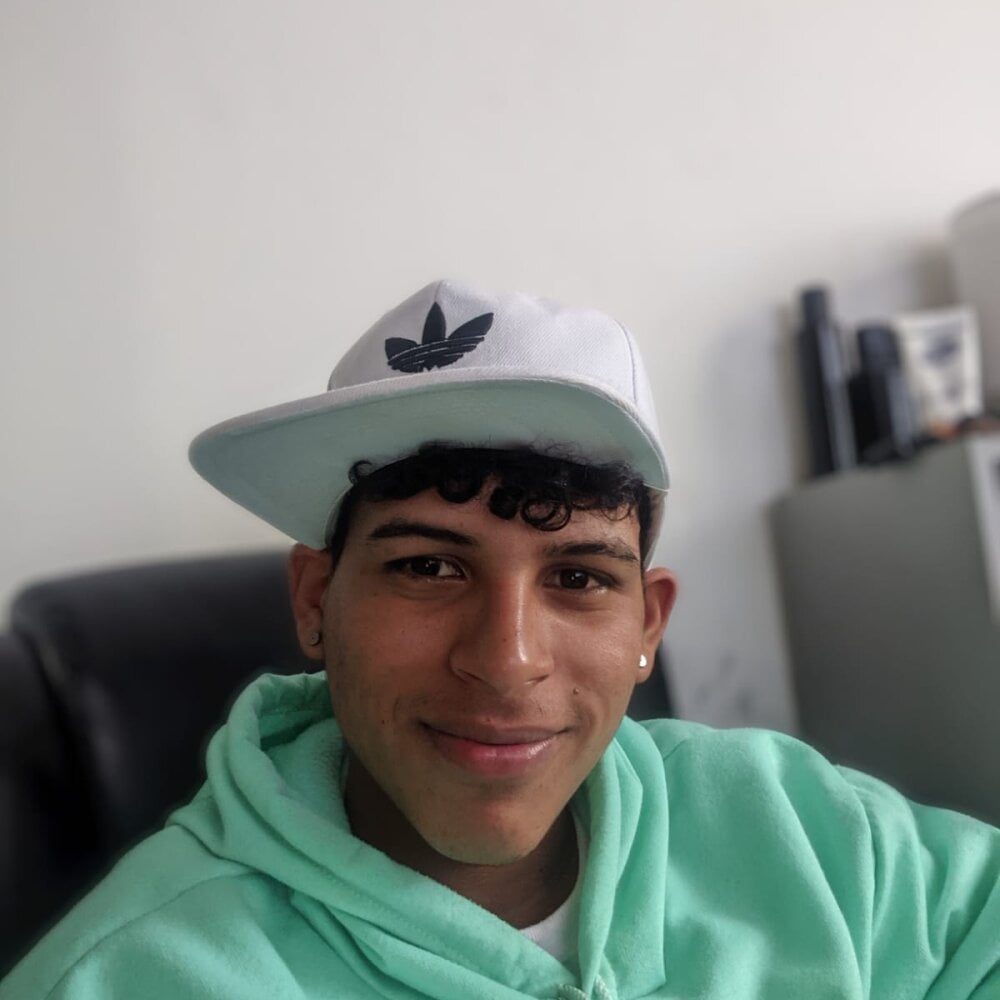 ZojhanSwimy's Offline Chat Room