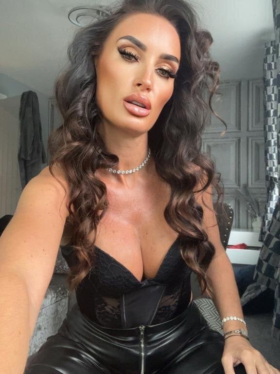 Live sex webcam photo for busty-milf-harper #290300000