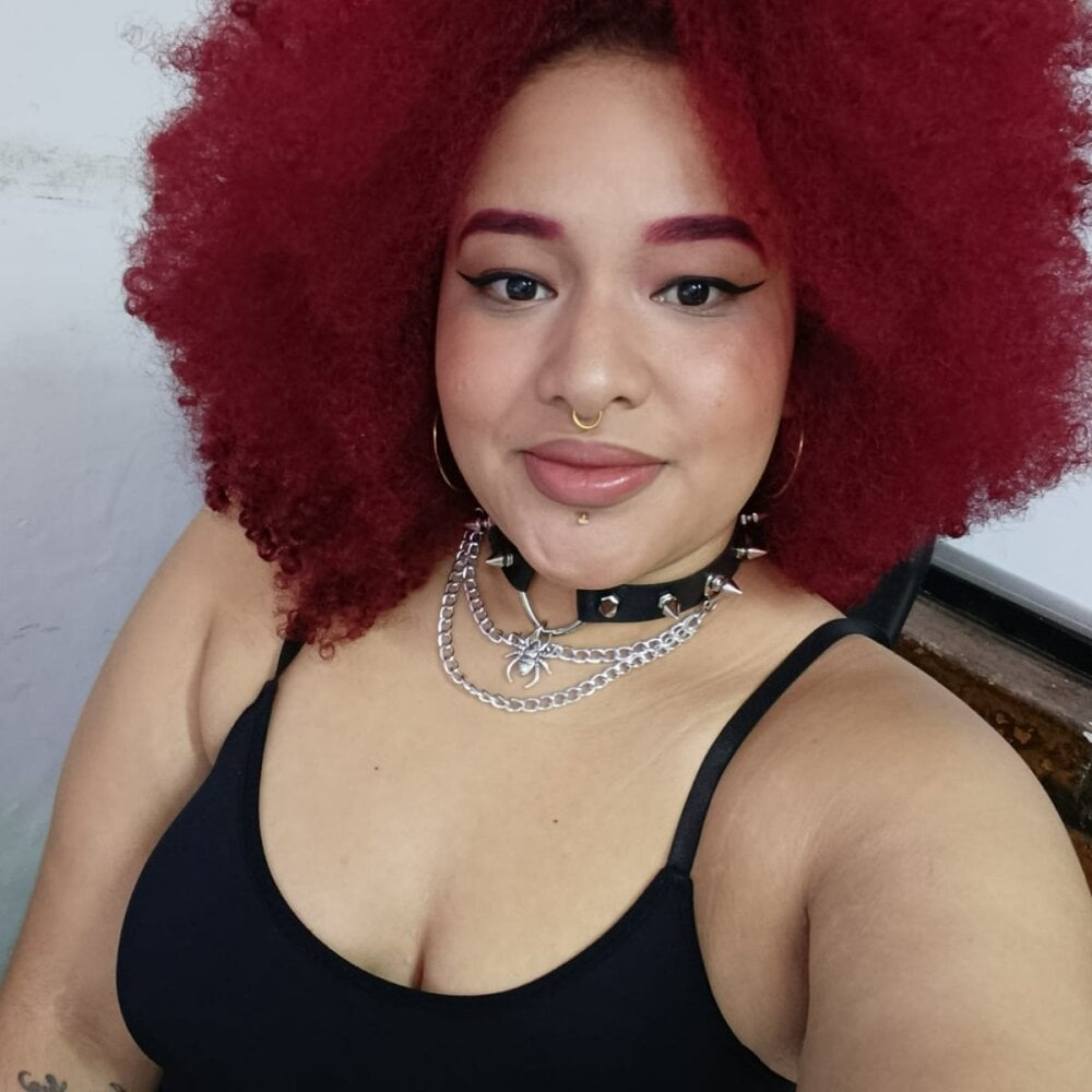 stripchat curly-98 webcam profile pic via glamcambabes.com