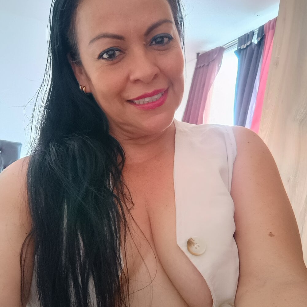 stripchat viviana-sexi webcam profile pic via sexlivecamsites.com