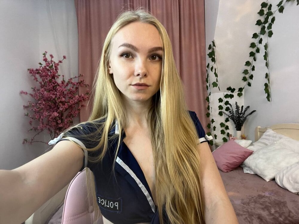 Hello_Vivienne Offline XXX-Chat