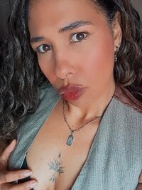 IVONNE_COLLINS33's webcam live show