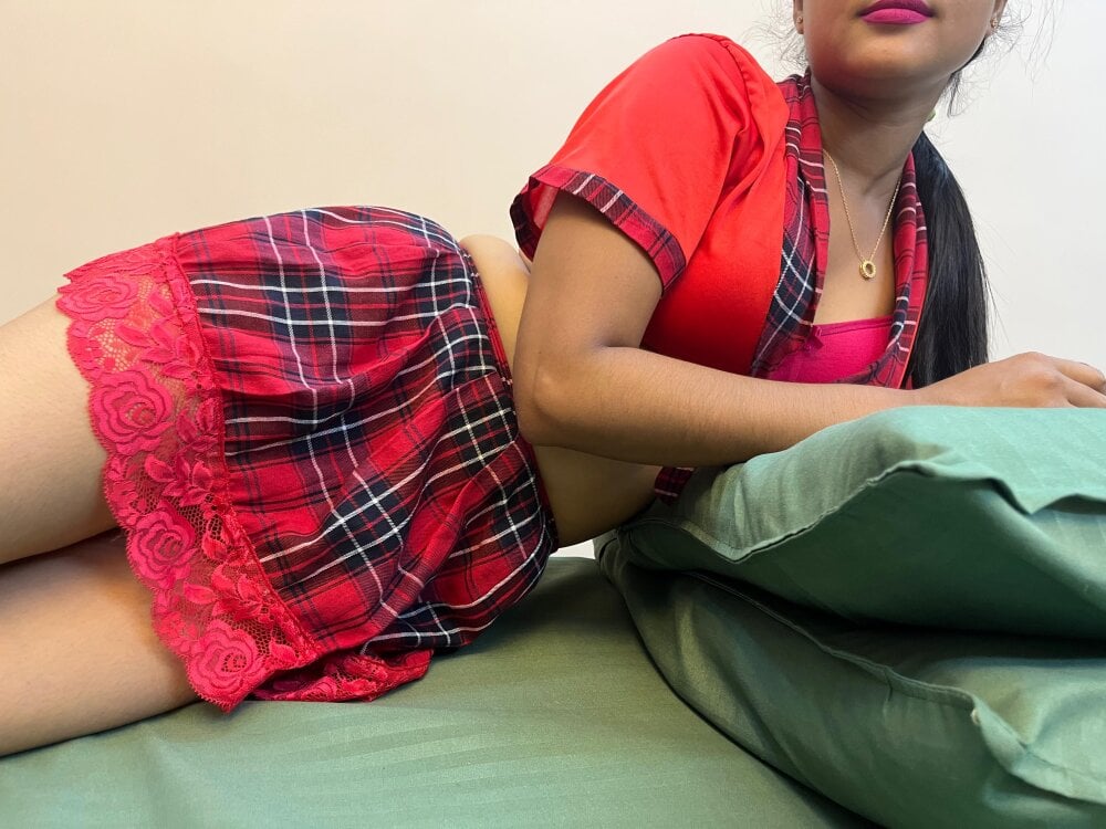 Sexy-Simi live cam model at StripChat