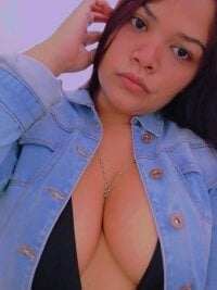 Valentina_Leon's Offline Chat Room