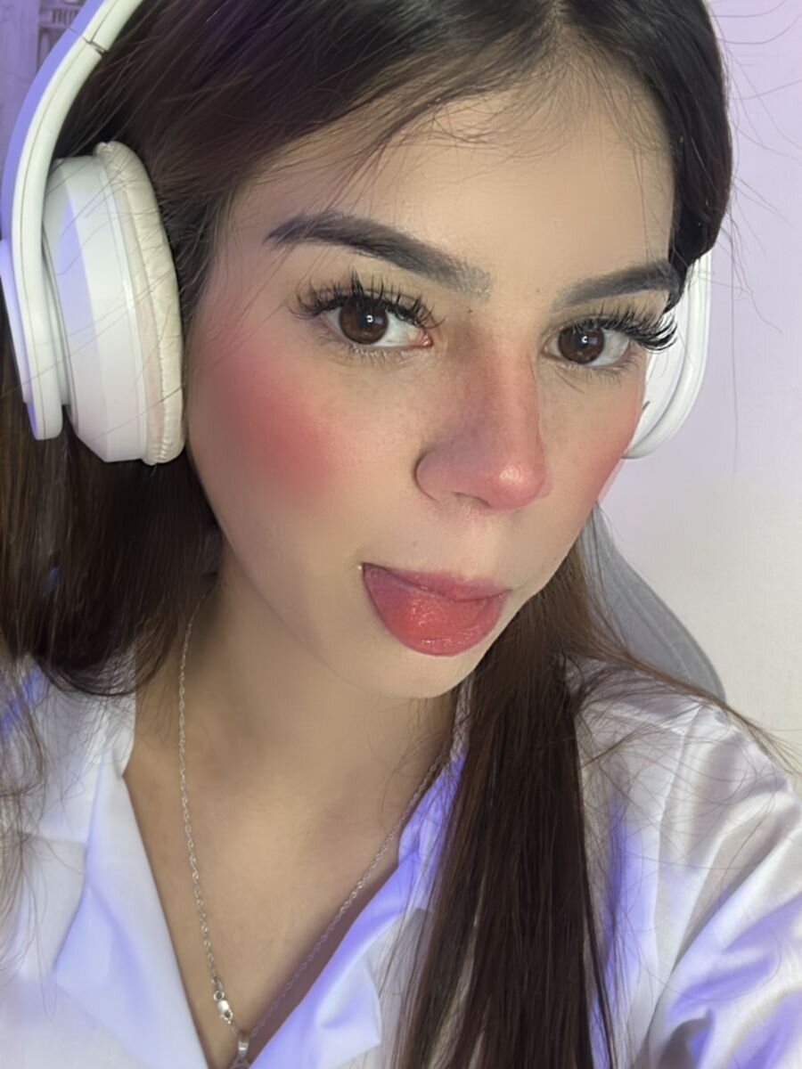 Live sex webcam photo for EmmaLopez001 #290211754