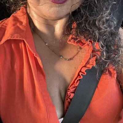 RainaRizos Live Cam on StripChat