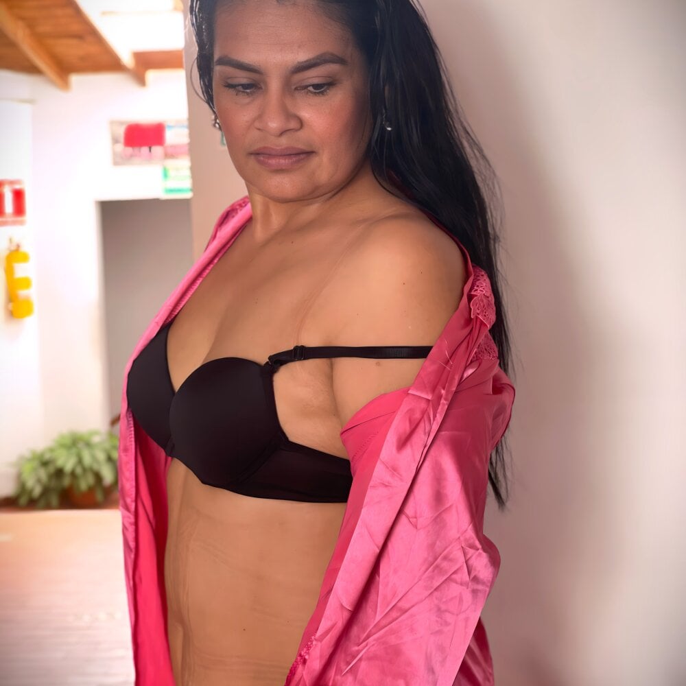 clara_moon1 webcam livesex profile in medium-tits cams