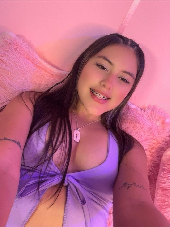 floresitaa_ live cam model at StripChat