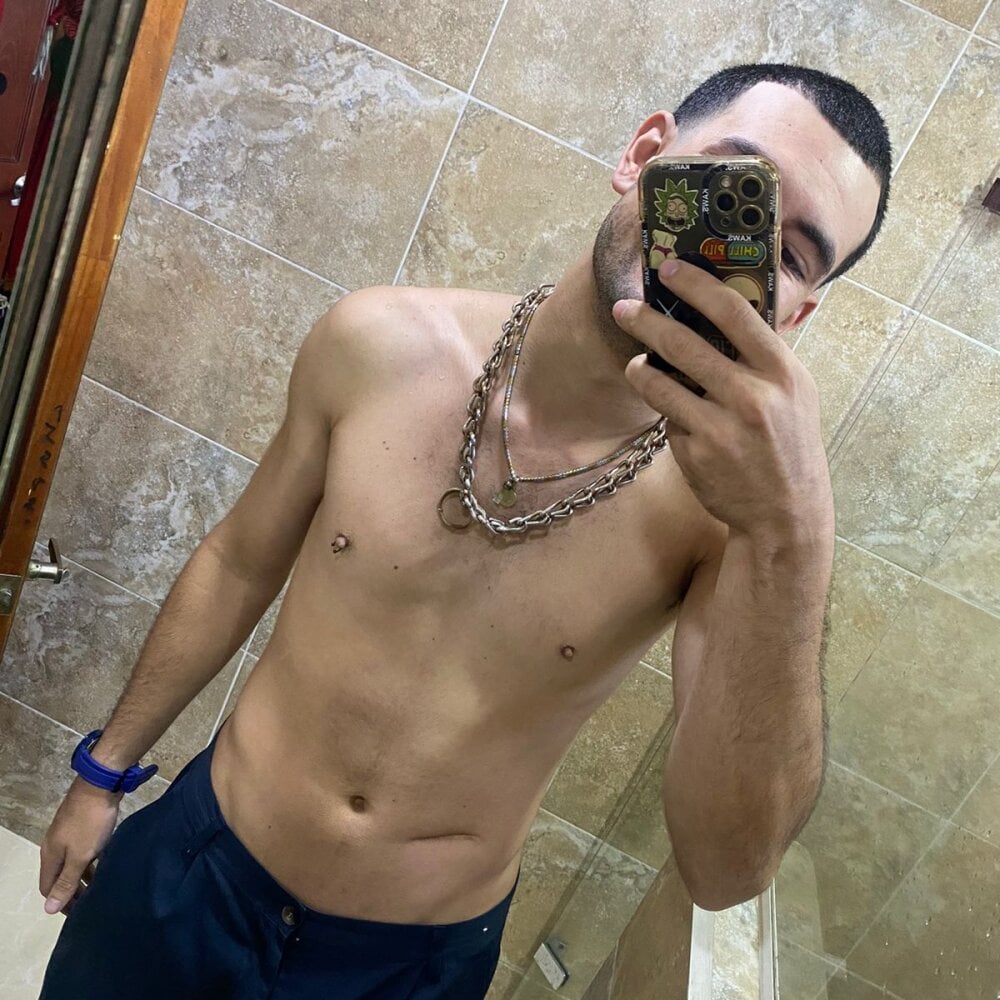 20cmlatino live cam model at StripChat