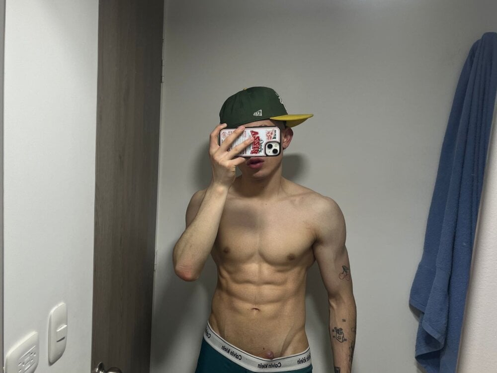 strongmanlatino from stripchat
