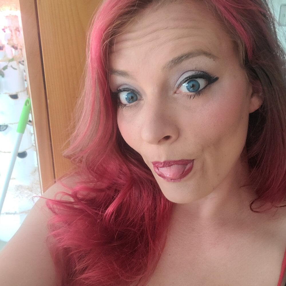 KaylaWest Chat Room offline