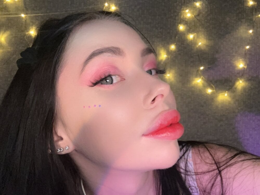 show2cam.com bloom_doll livesex profile in white cams