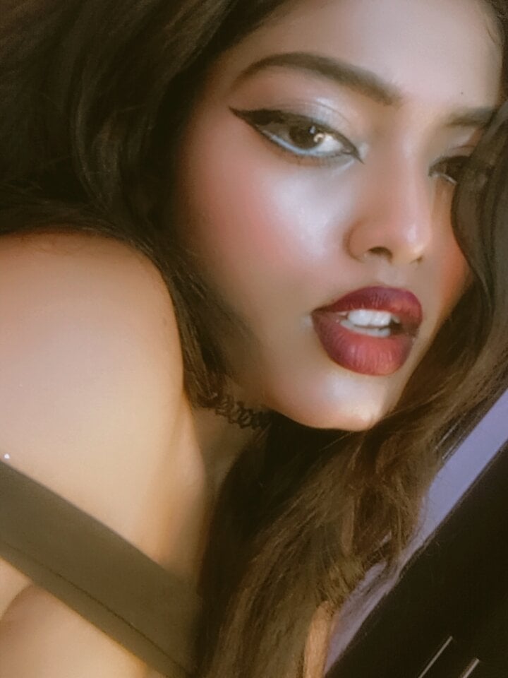 ANNU_ live cam model at StripChat