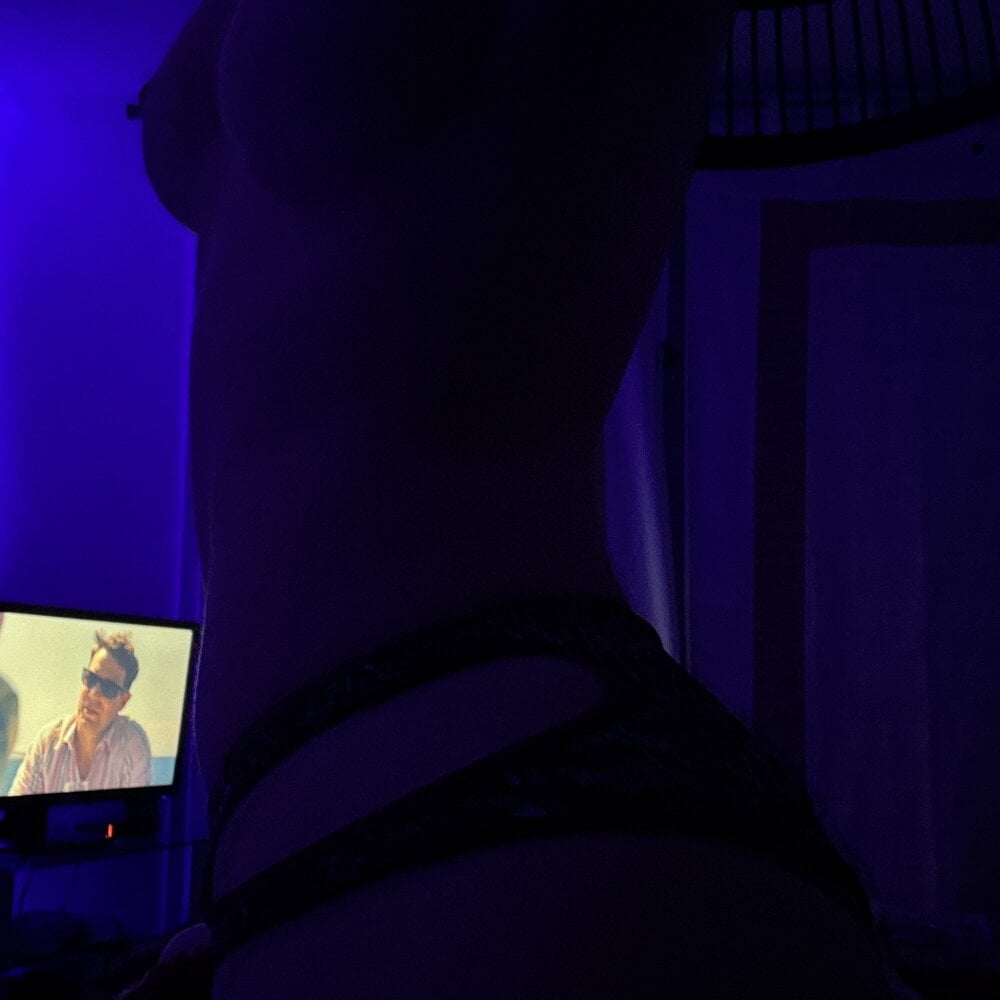 Ella22y_Deepthroat_Loveus' Offline XXX Chat