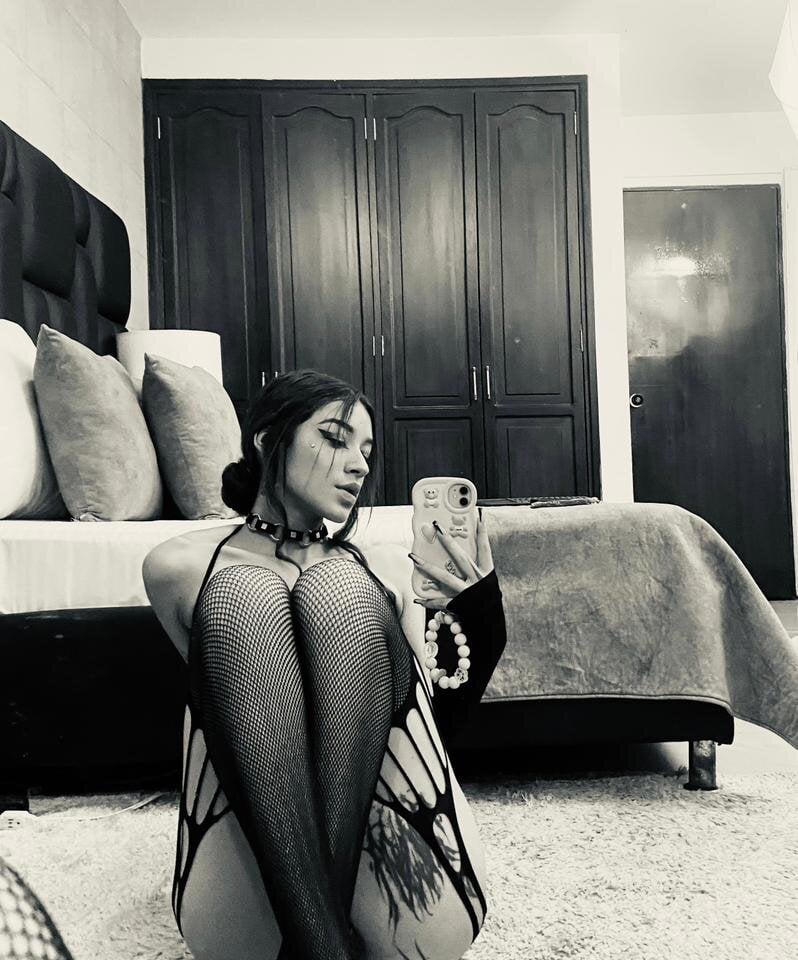 myliveeroticcams.com zoe_banx livesex profile in surrounded-by-cats cams