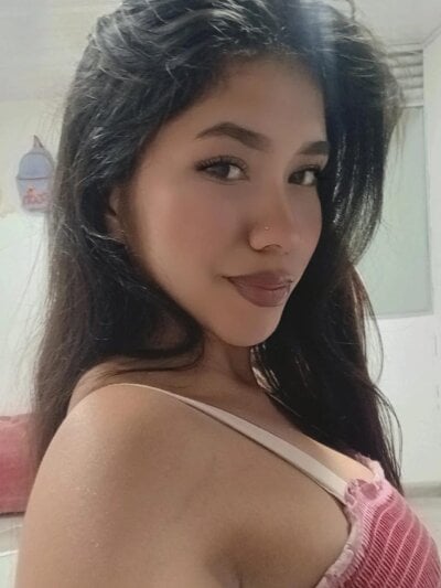 Evelyngp Female Smalltitslatin Adult Cam