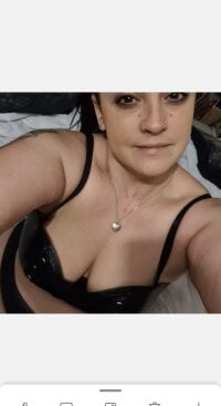 sexualsubmissivesally's Offline Chat Room