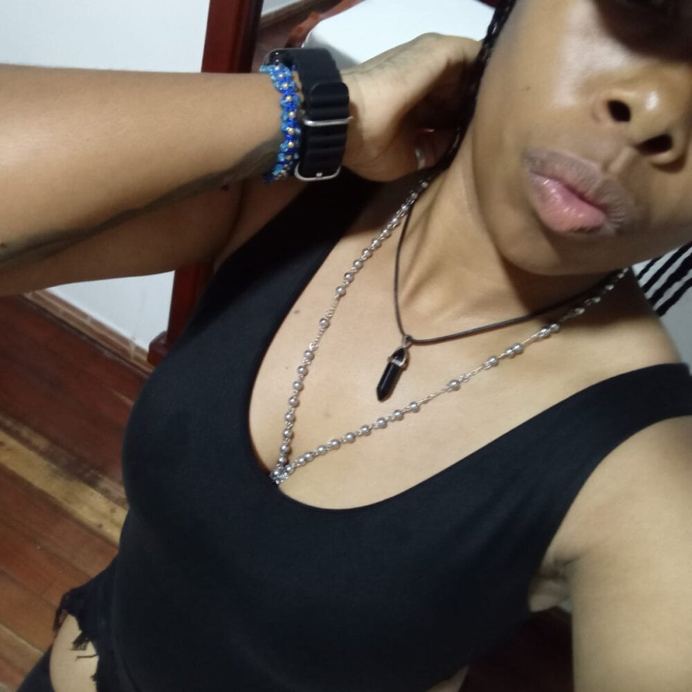 Mayra_Red profile