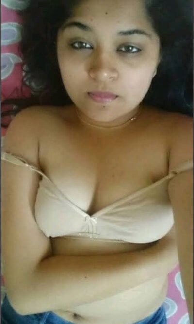 Riyal_rani40 Female Shower Live Cam Strip