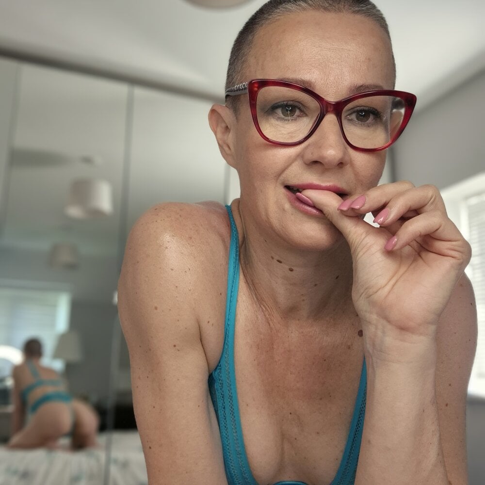 elegant-aria36 from stripchat