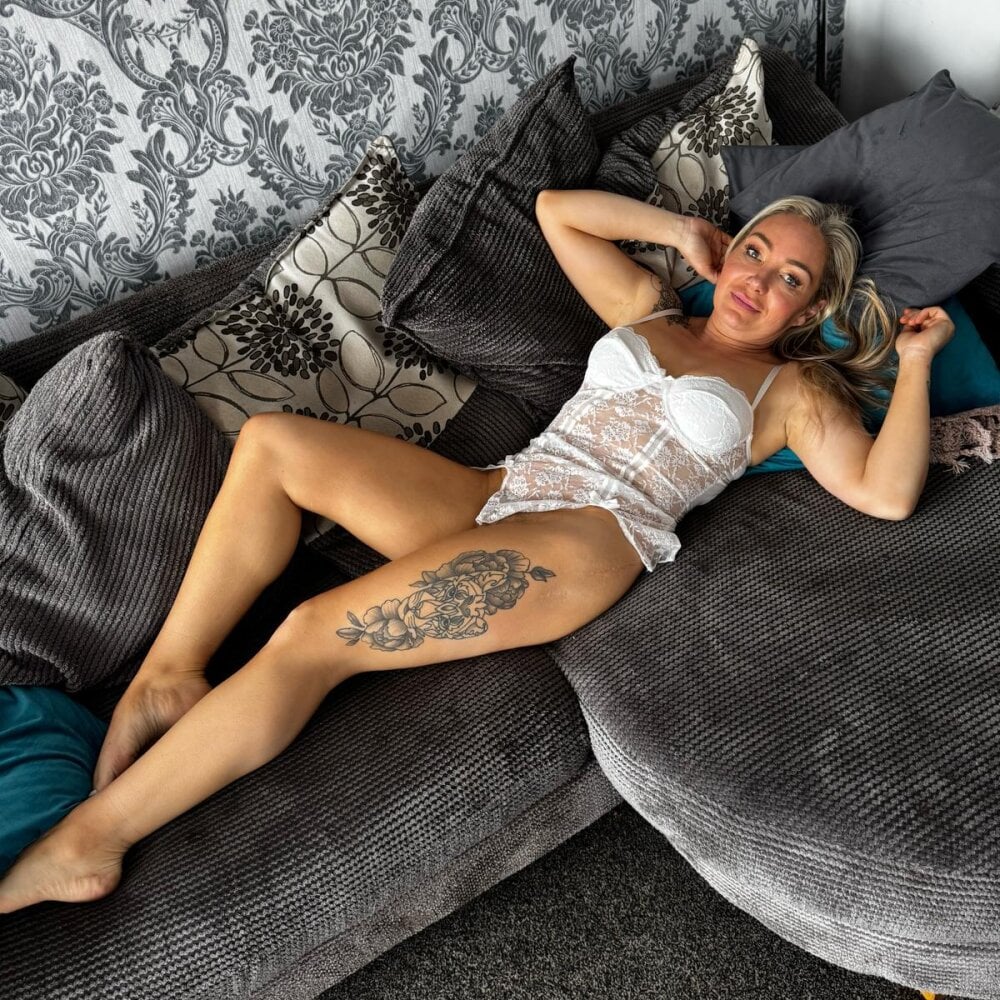 Blonde_BunnieX's Offline XXX Chat