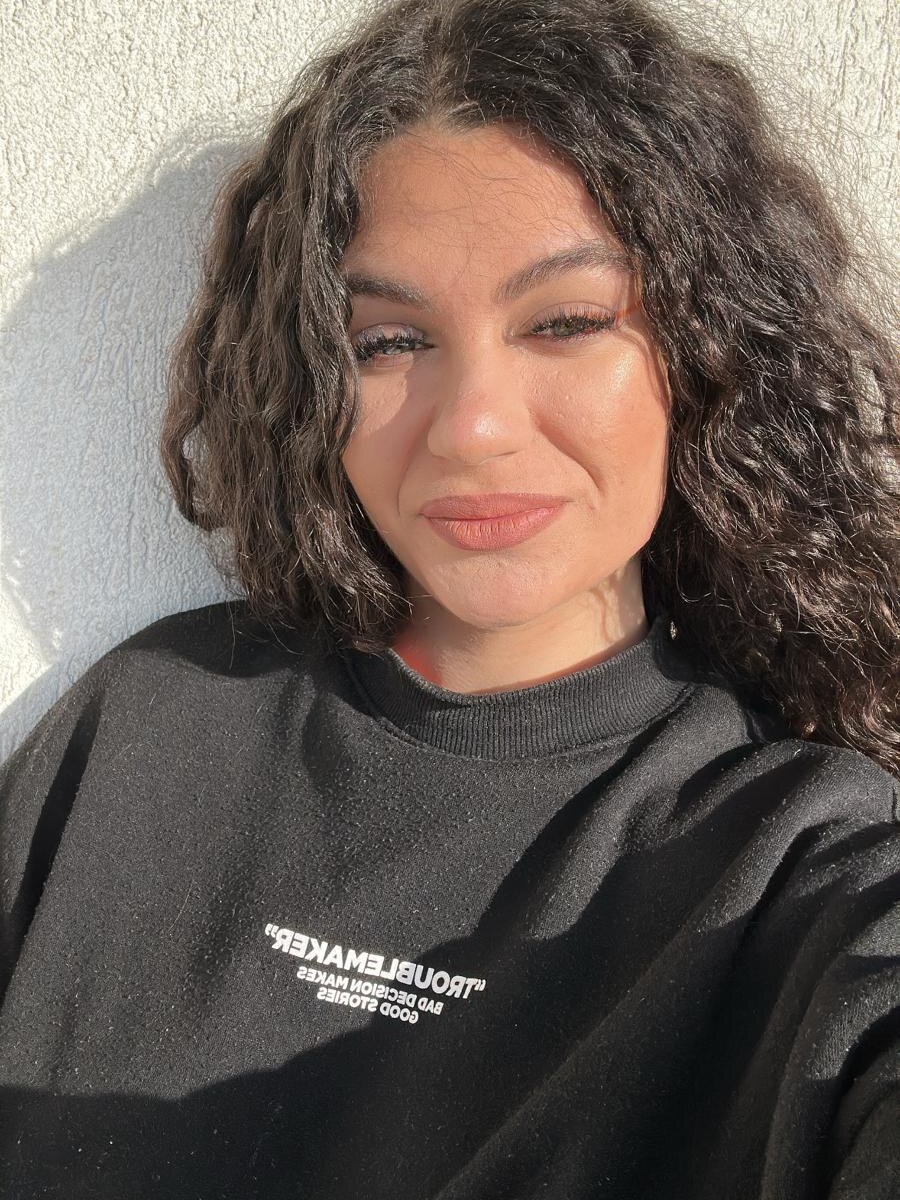 CurllyMya