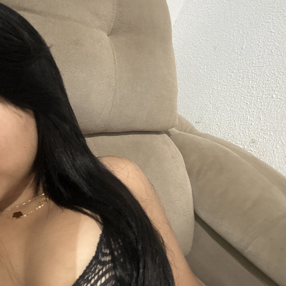 glamcambabes.com tubedpatras livesex profile in swiss-damn-its-expensive-for-me cams