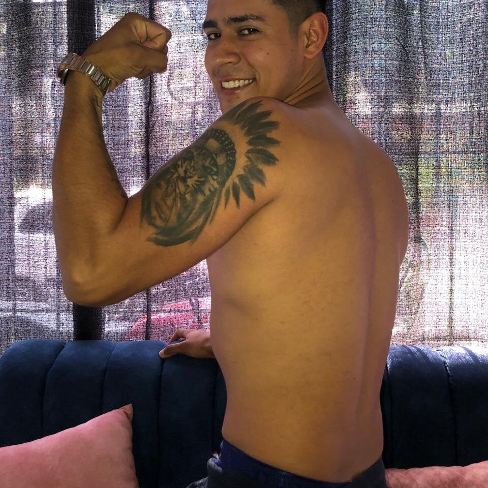 thomas_paz live cam model at StripChat