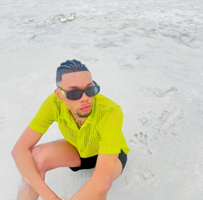 Lightskinbouy