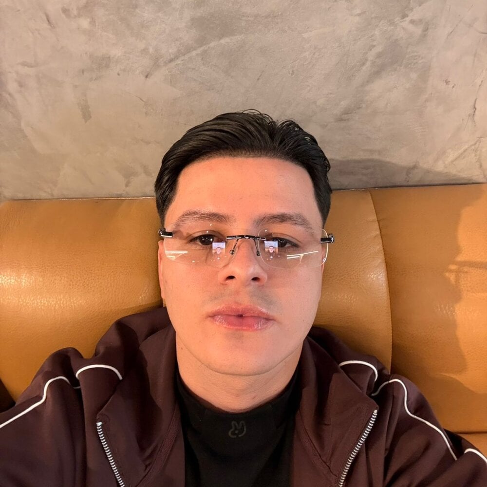 thiago_valmont from stripchat